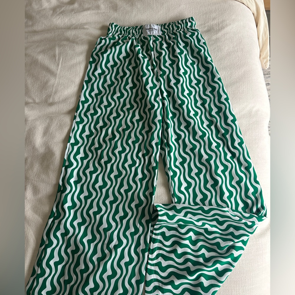 Wave Pattern Green and White Women's Straight Leg Pants
